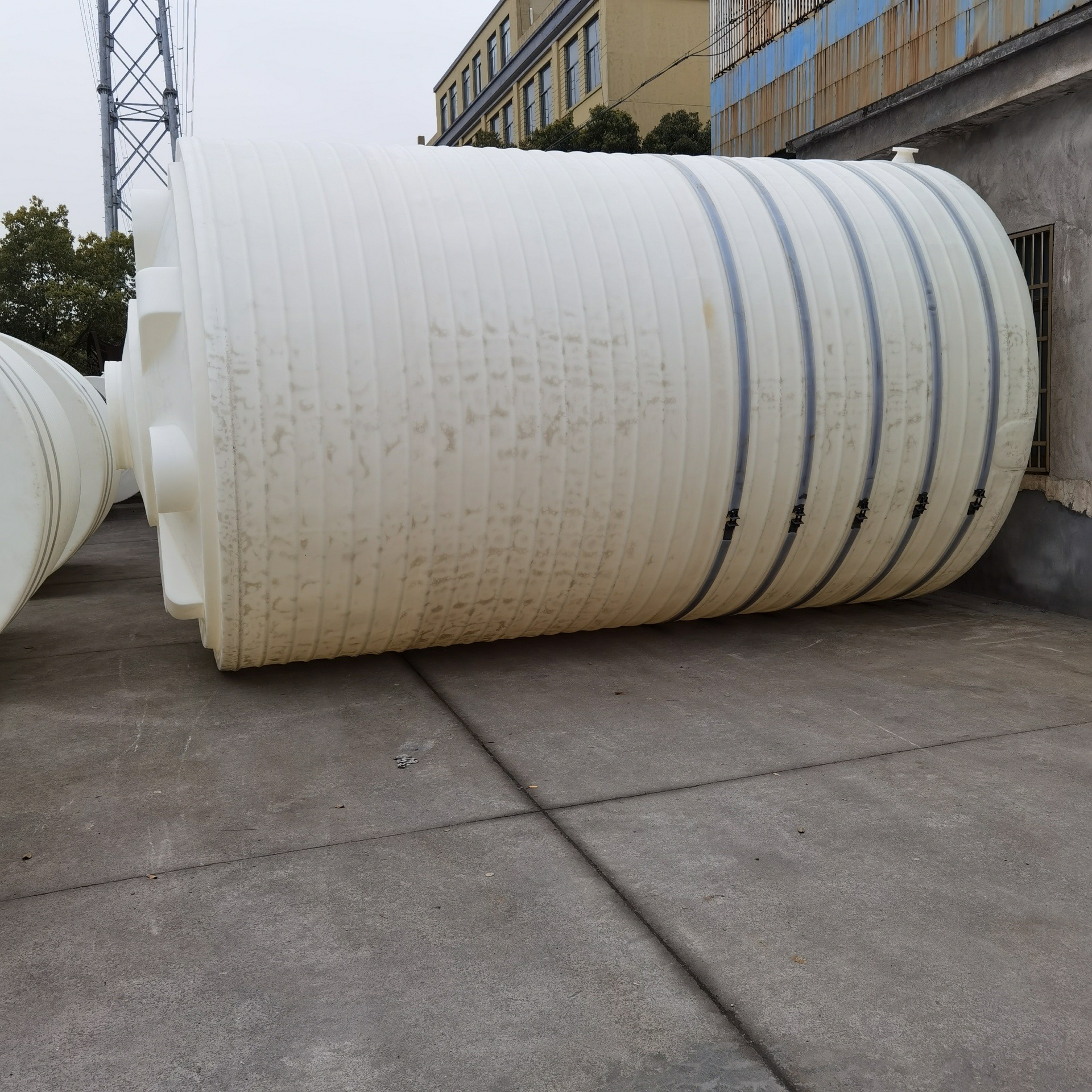 提供30立方塑料水箱 加厚立式储罐 30吨塑料水塔 滚塑一体成型PE防腐储存罐