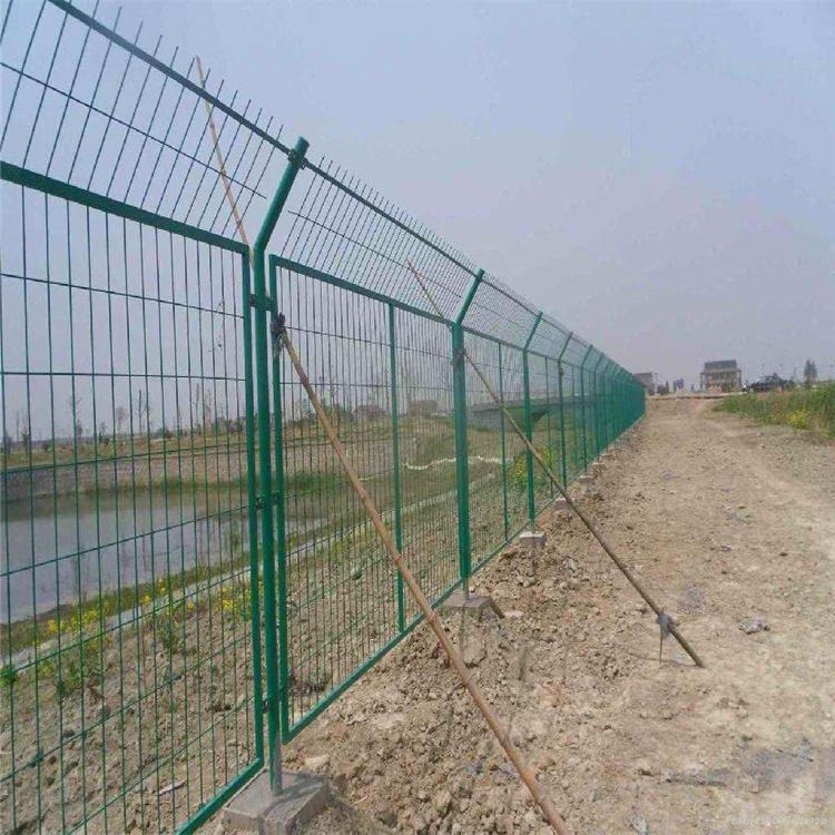 安平隔离护栏厂家 绿色高速公路护栏安装  养殖防护钢丝网的规格
