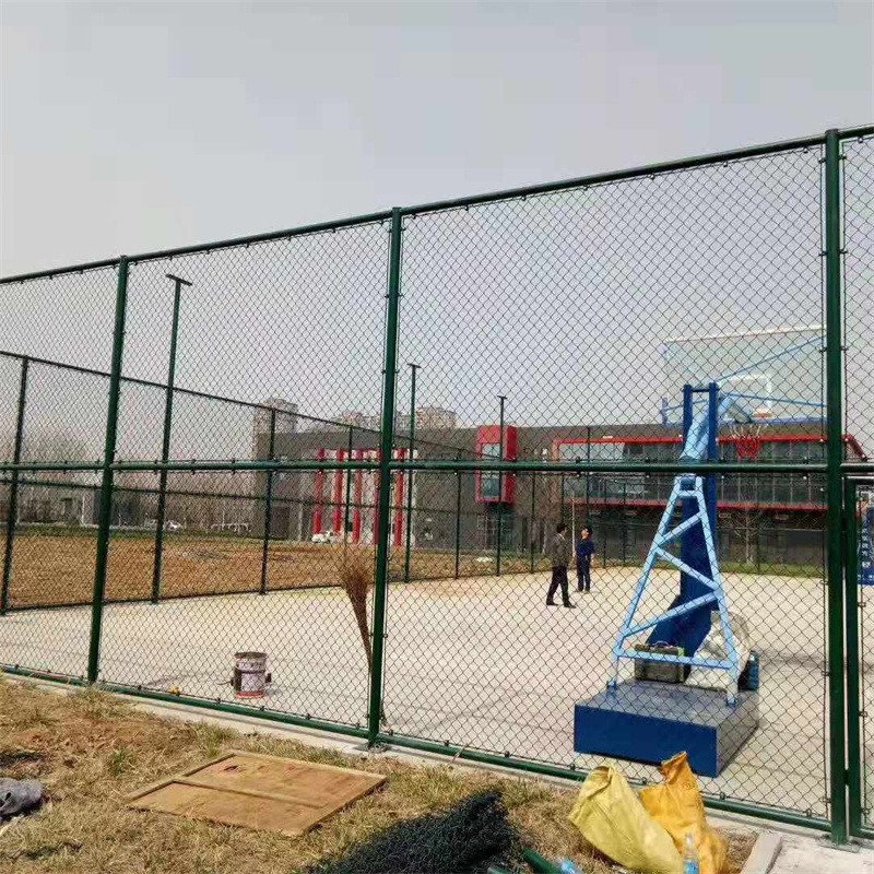 笼式足球场围网 运动球场隔离围网护栏网 运动球场包塑菱形网峰尚安图片
