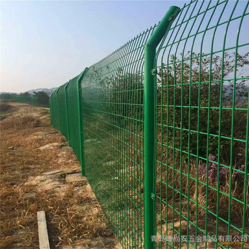 双边丝护栏广泛用于公路铁路桥梁工地机场养殖场农场园林公园绿化峰尚安