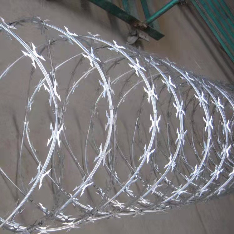 边境热镀锌不锈钢钢丝刀片刺绳网监狱刺丝滚笼出口CBT-60CBT-65峰尚安