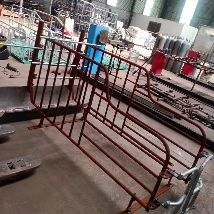 猪哈哈养猪设备供应 热镀锌定位栏 猪用限位栏 2.4米加宽加长