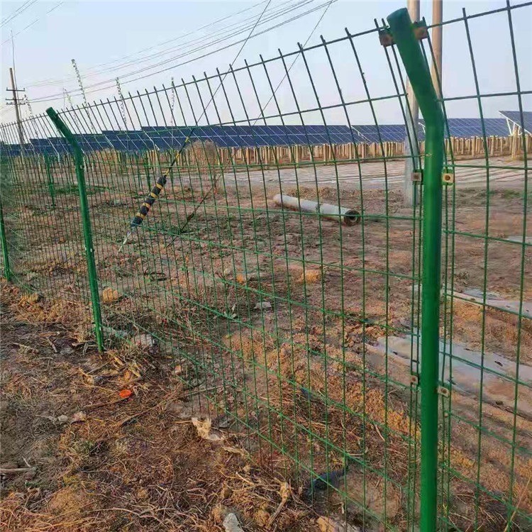 钢丝围栏 包塑钢丝网围栏 德兰批发定制山地钢丝护栏网图片