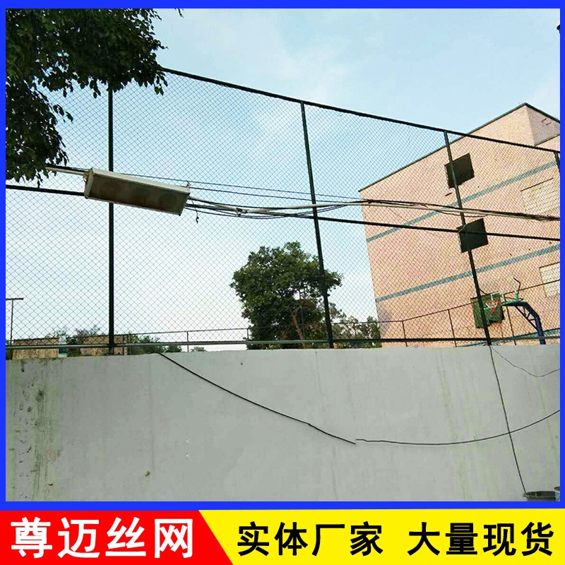 菏泽4米高排球场围栏 户外包塑笼式隔离网 勾花网绿色金属网厂家