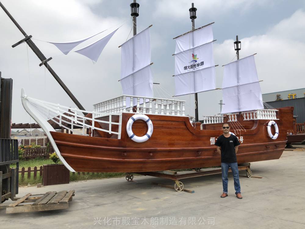 定制景观海盗船实木亮化装饰船公园广场娱乐游乐船