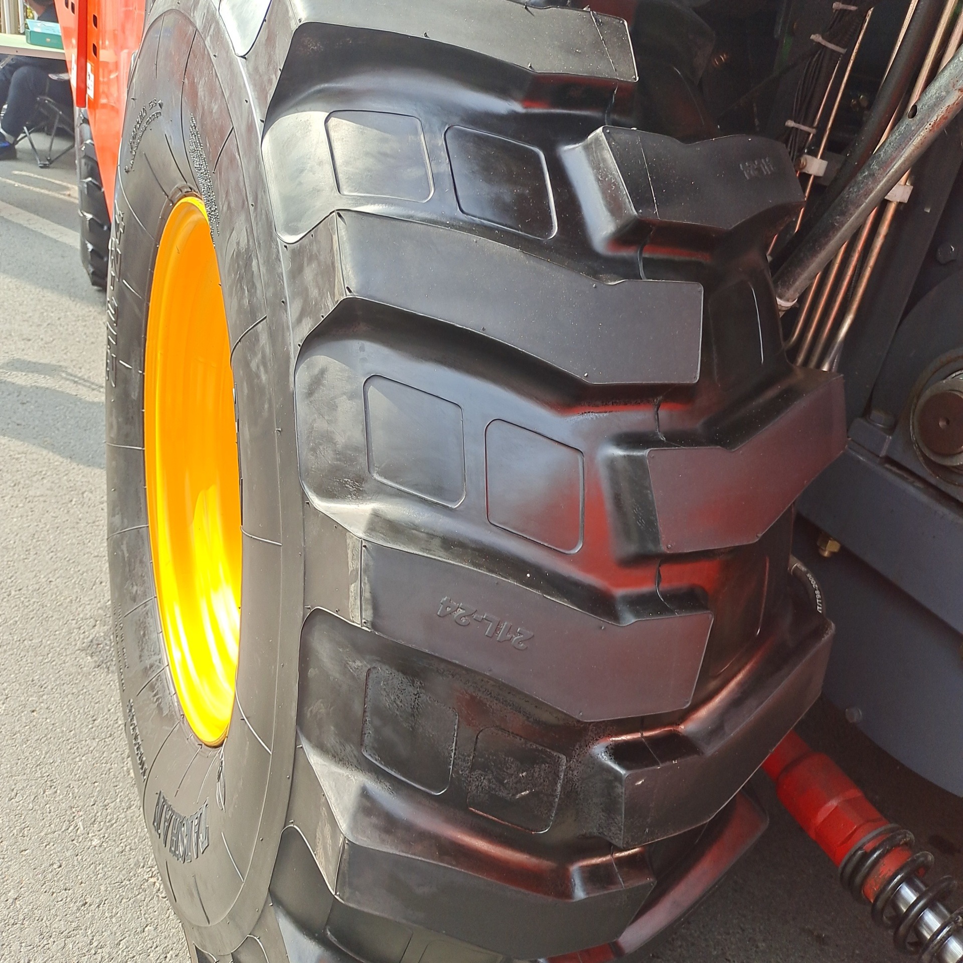 玉米收割机车轮胎19.5L-24加宽防旋花纹耐扎耐磨加深花纹