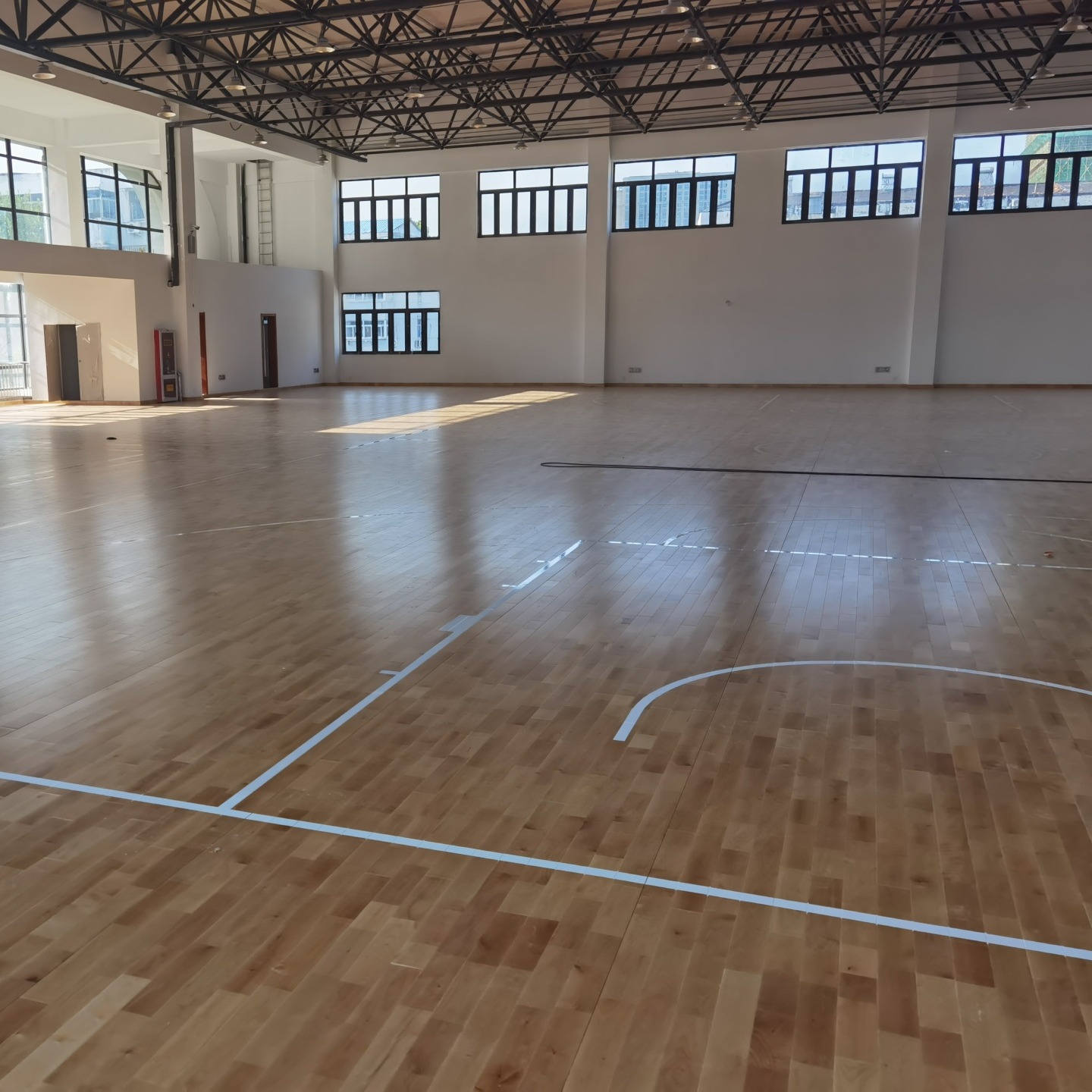猴王HW007篮球馆地板运动木地板室内舞台运动地板橡胶木运动地板A级裸板价图片