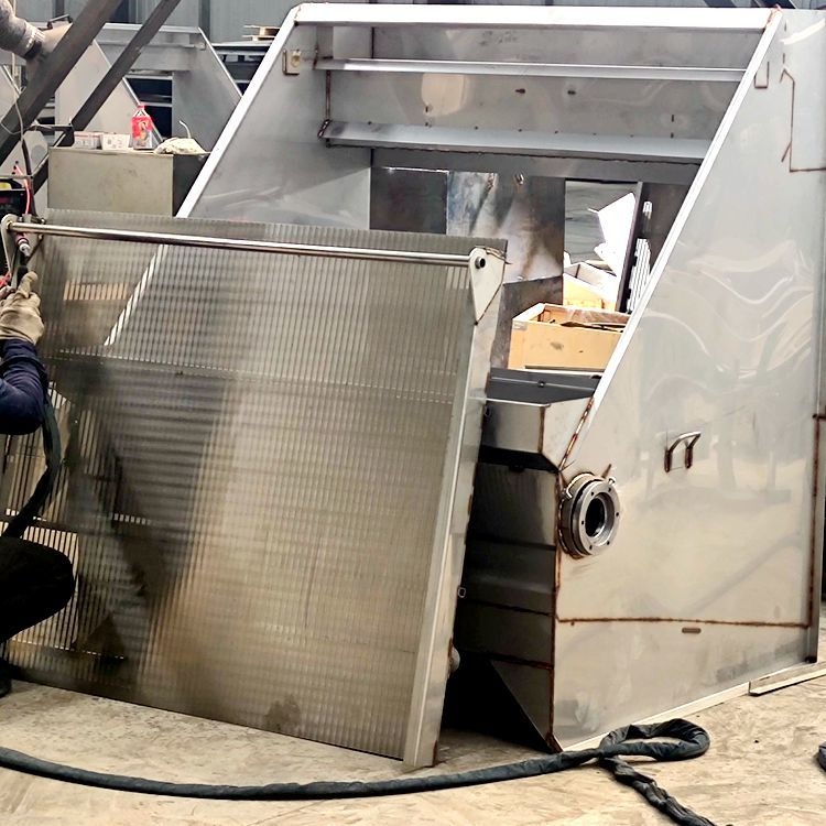 上海盾旗固液分离机设备厂家     固液分离设备优质供应商     养猪废水700型号处理20吨干湿分离机