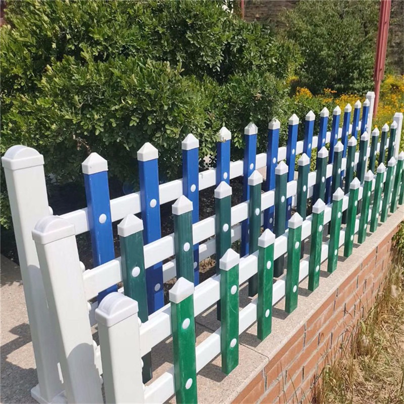 现货PVC草坪护栏绿化带塑钢隔离栏杆庭院花园围栏厂家现货送立柱峰尚安