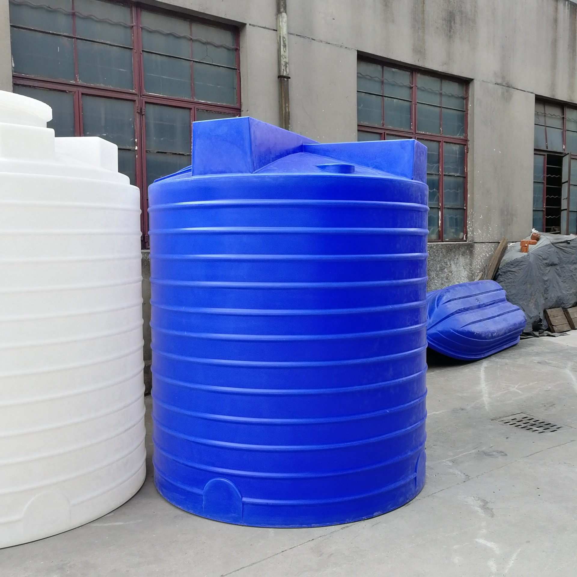 瑞辉 供应8吨还原剂搅拌桶 液体塑料搅拌罐 8000升水处理加药箱图片