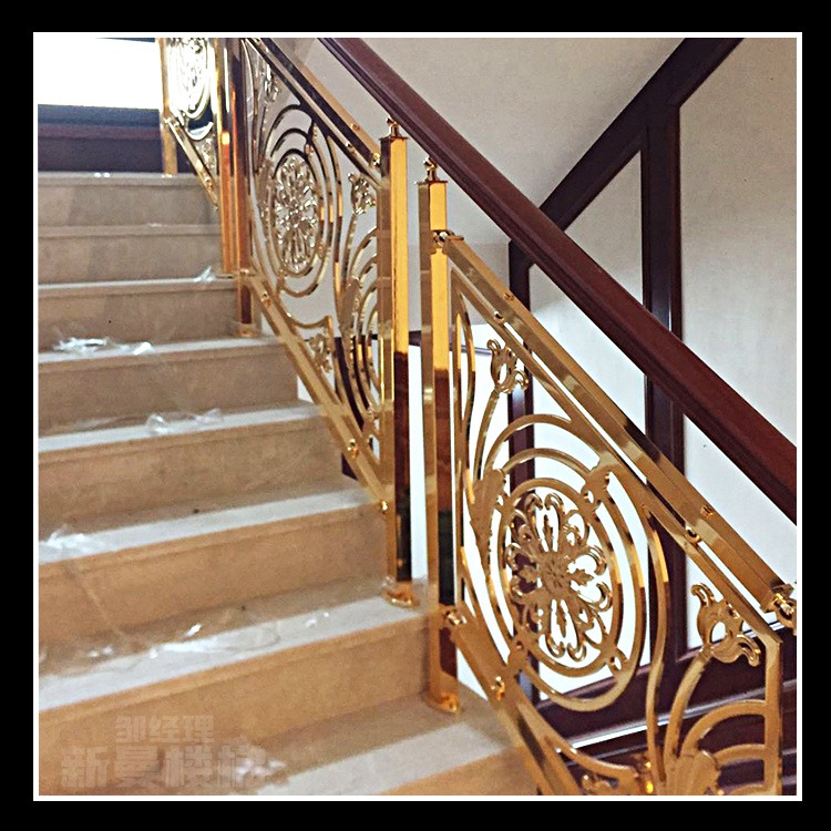 别墅镀金楼梯立柱 钛金楼梯雕花铜栏杆 楼梯设计图片