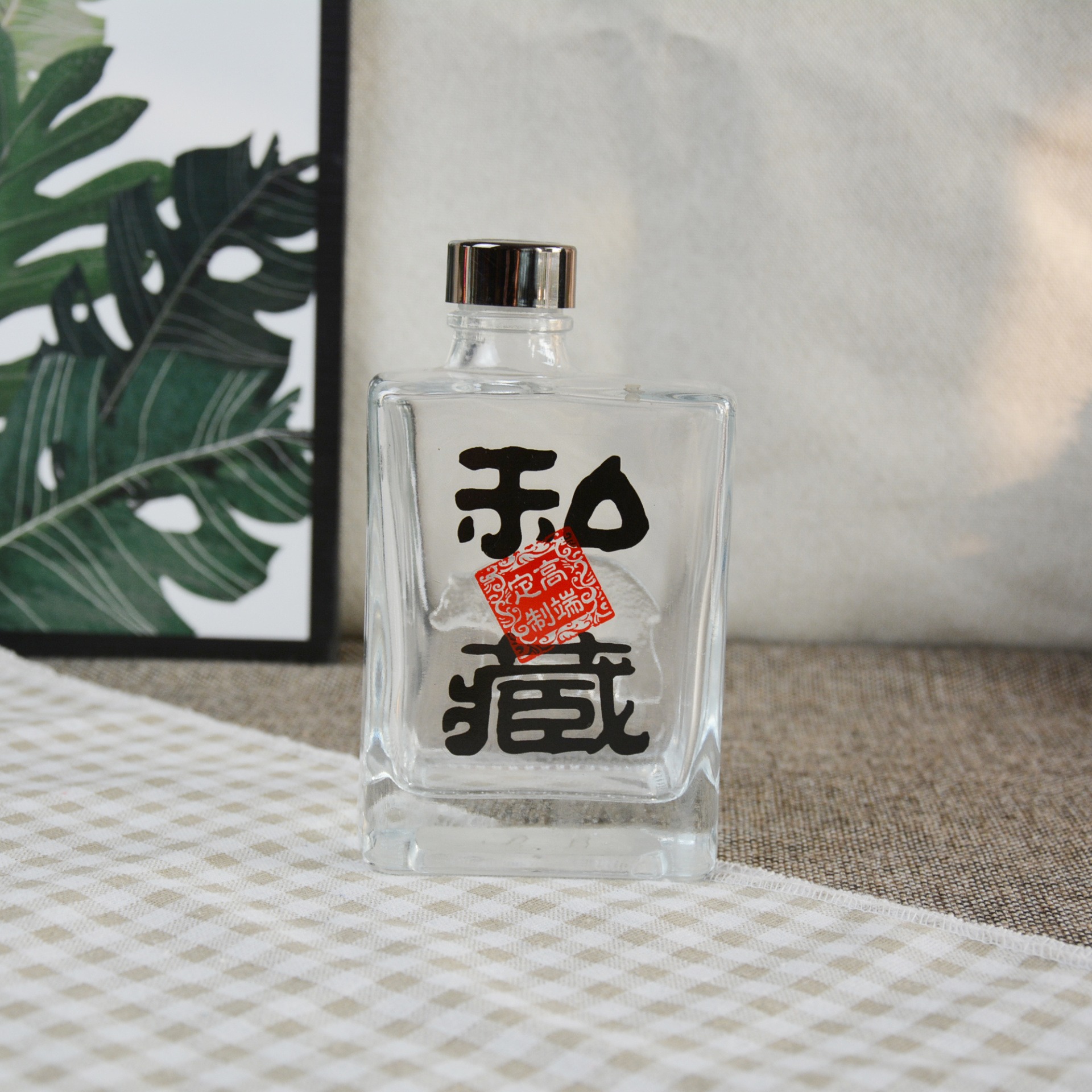 山东达彩酒类包装厂生产供应北极熊浮雕造型晶白料方形烤花玻璃酒瓶