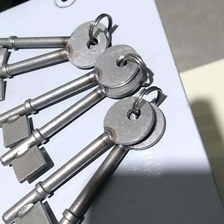 自动钥匙穿环机 钥匙打圈机 钥匙串簧机 钥匙自动穿圈机图片