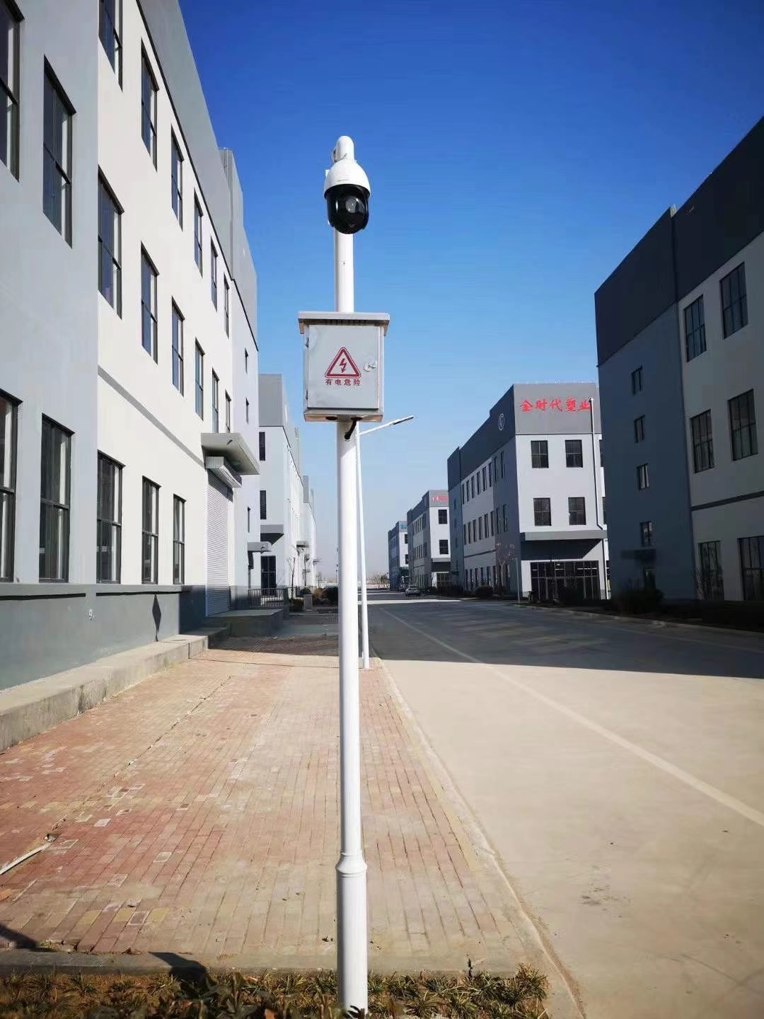 单悬臂道路标志杆不锈钢防腐道路交通小区安防用白色电子监控立杆可以定制