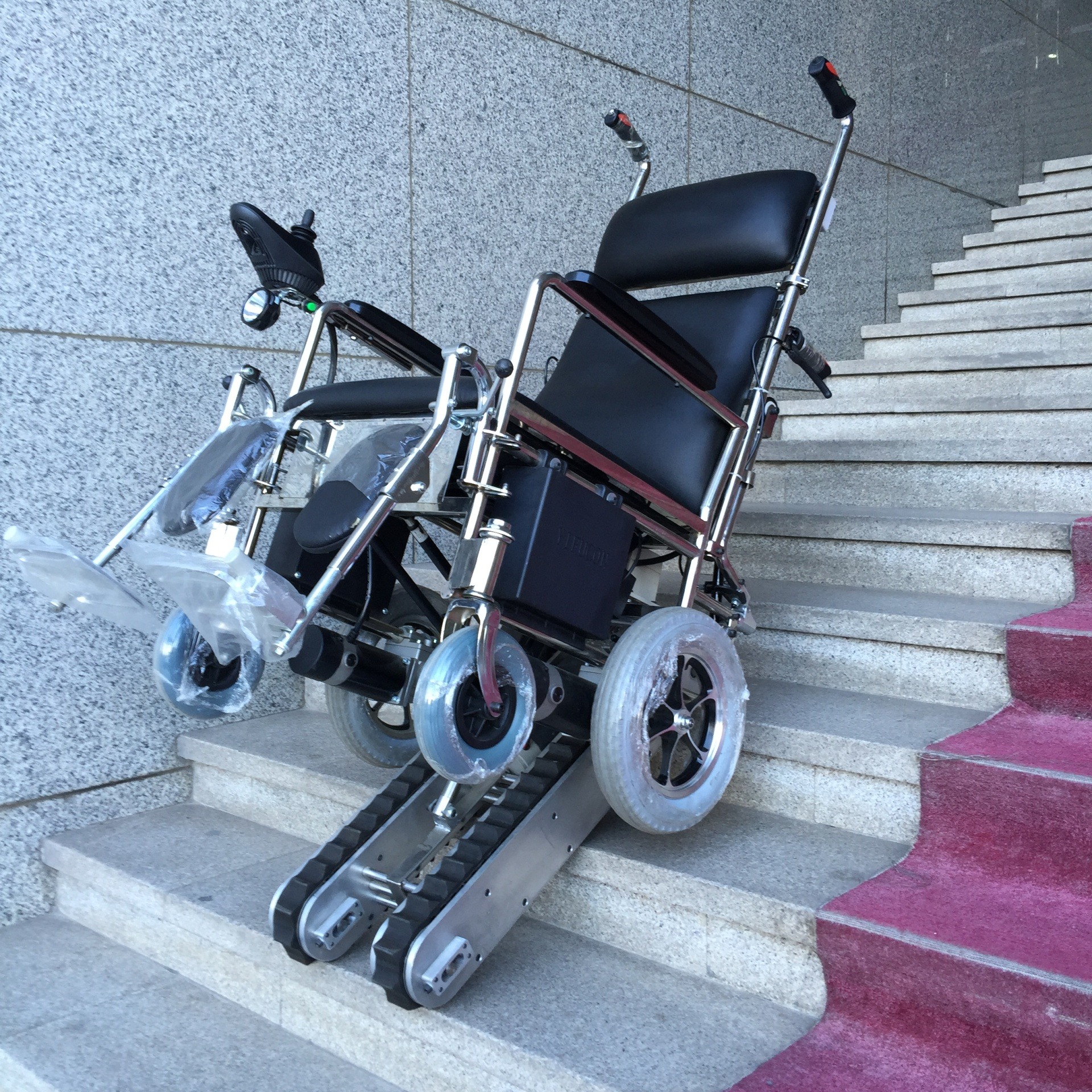 沧州市爬楼车 常规轮椅爬楼车 定做残疾人爬楼电动车