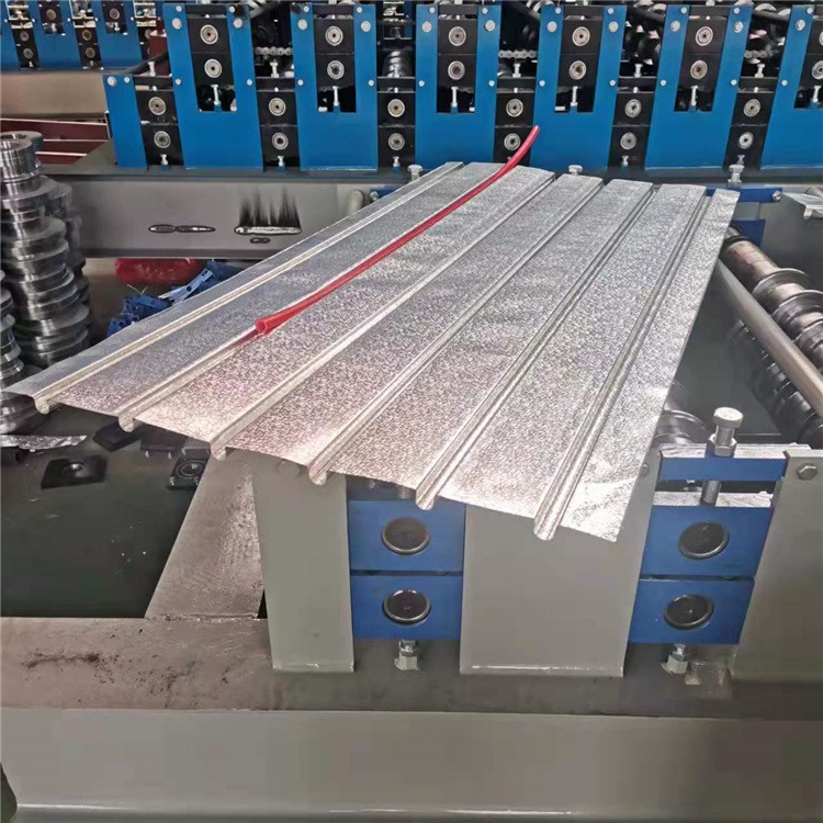 地暖板设备  600铝箔地暖板压瓦机  电热炕地暖板成型机  数控铝箔压瓦机图片