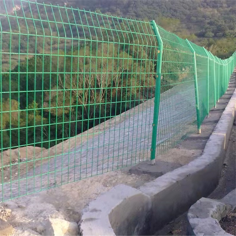 现货双边丝围栏网 绿色铁丝网围栏鱼塘果园养殖果园围栏防护网峰尚安