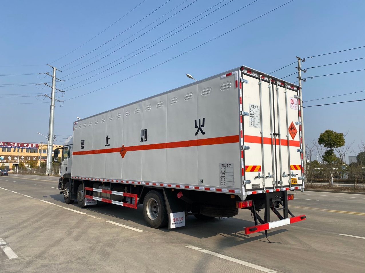 张家界易燃固体厢式运输车6.8米专业定制  可分期  全国包上户