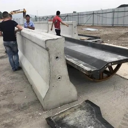 贵州桥梁防撞墙模板 定制预制防撞墙模具 巨盛桥梁现浇模板