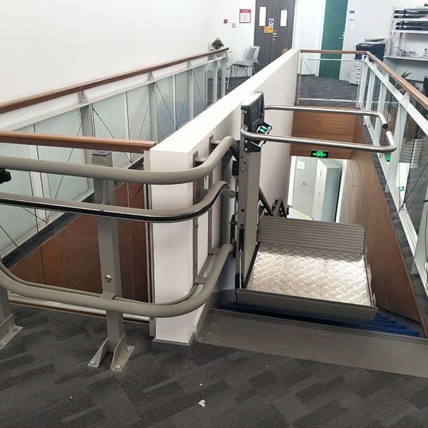 曲线斜挂电梯 临沂启运定制楼梯升降机 地铁残疾人通道