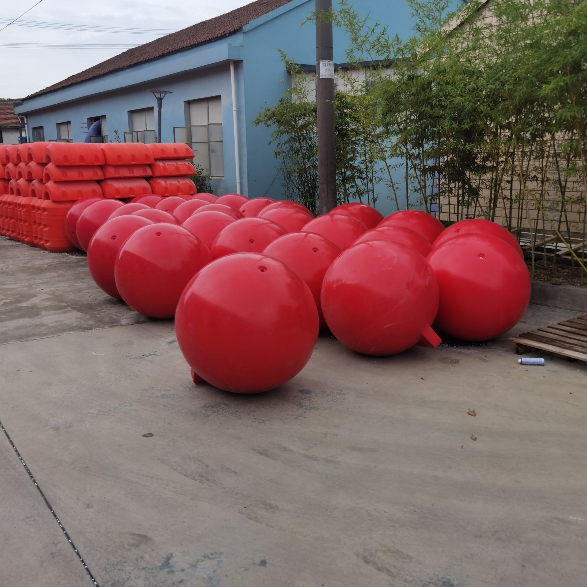 江西南昌  批发龙舟赛道警示浮球 直径40公分单耳浮球厂家