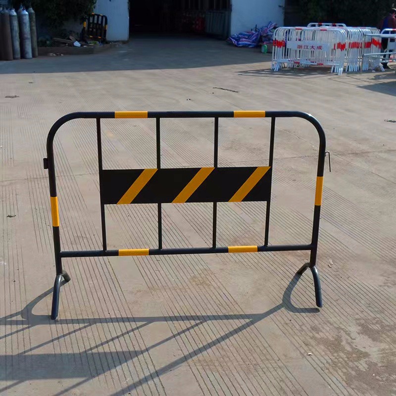 黑黄市政可移动道路安全防护隔离施工铁马护栏马路不锈钢铁马护栏峰尚安