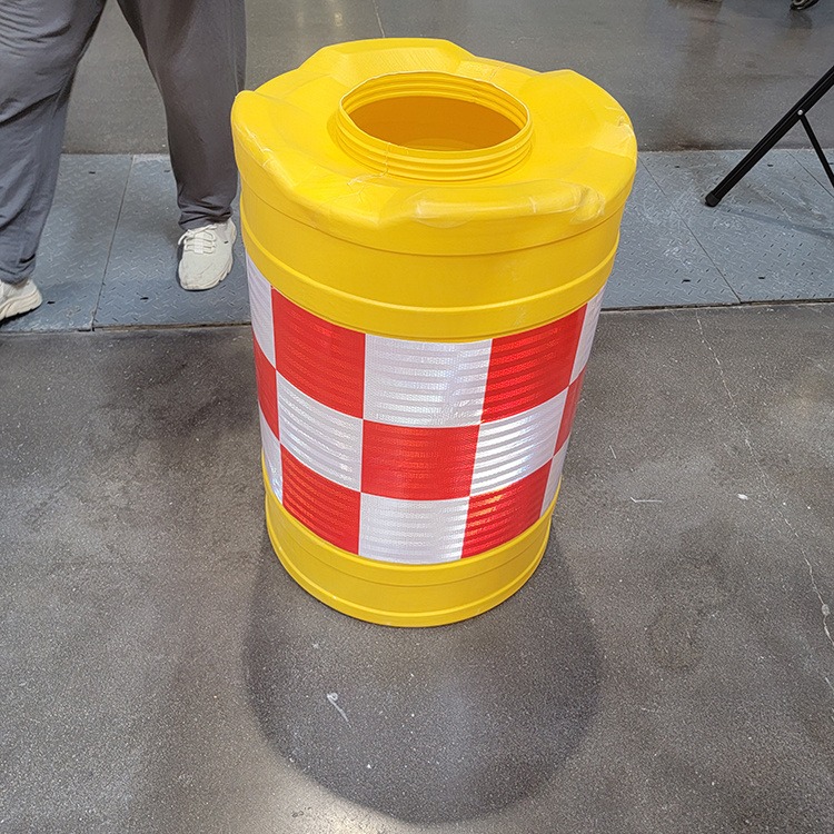 达普  DP 吹塑防撞桶 反光塑料隔离墩 道路隔离防撞桶 道路交通设施图片