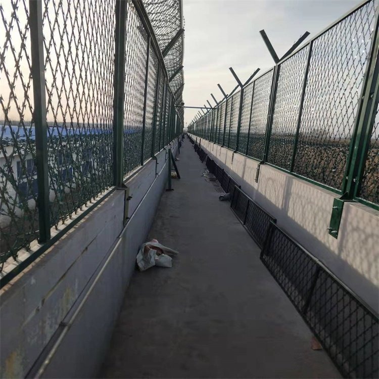 监狱隔离钢网墙 Y型柱看守所隔离网 安全区域防护网