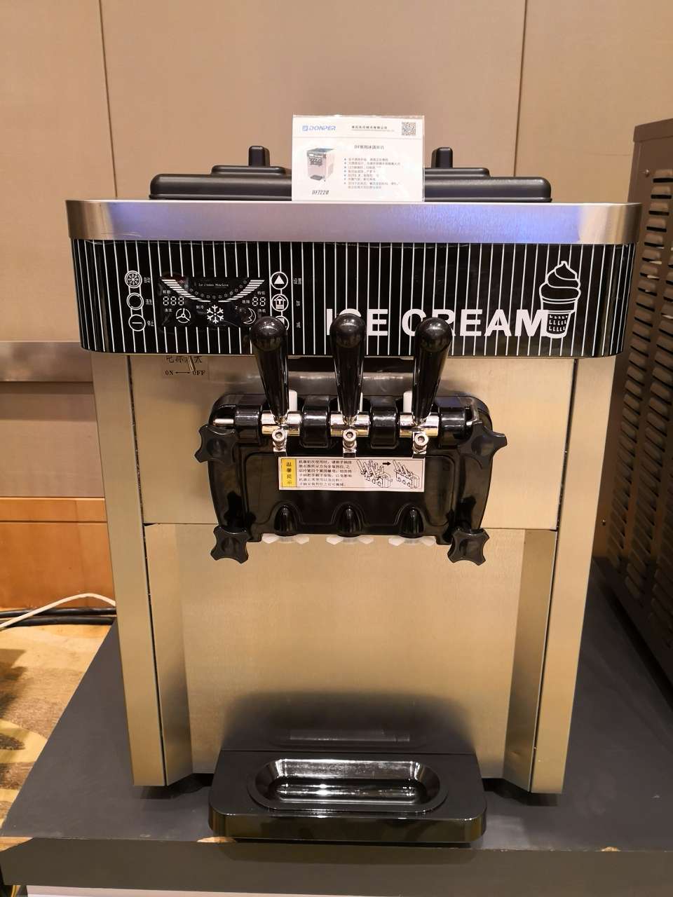 东贝立式三头冰淇淋机DF7218图片