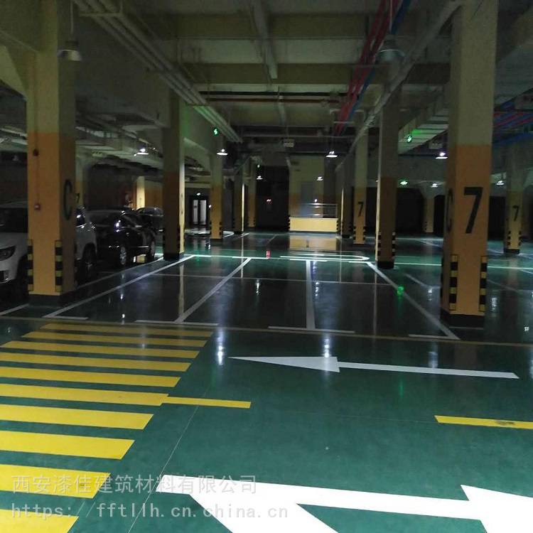 西安停车场密封固化剂地坪|白色冷涂车位划线图片