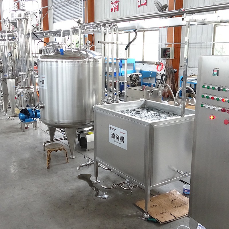 火棘饮料的加工调配生产线 酵素饮料全套加工设备 刺梨液压榨汁机图片