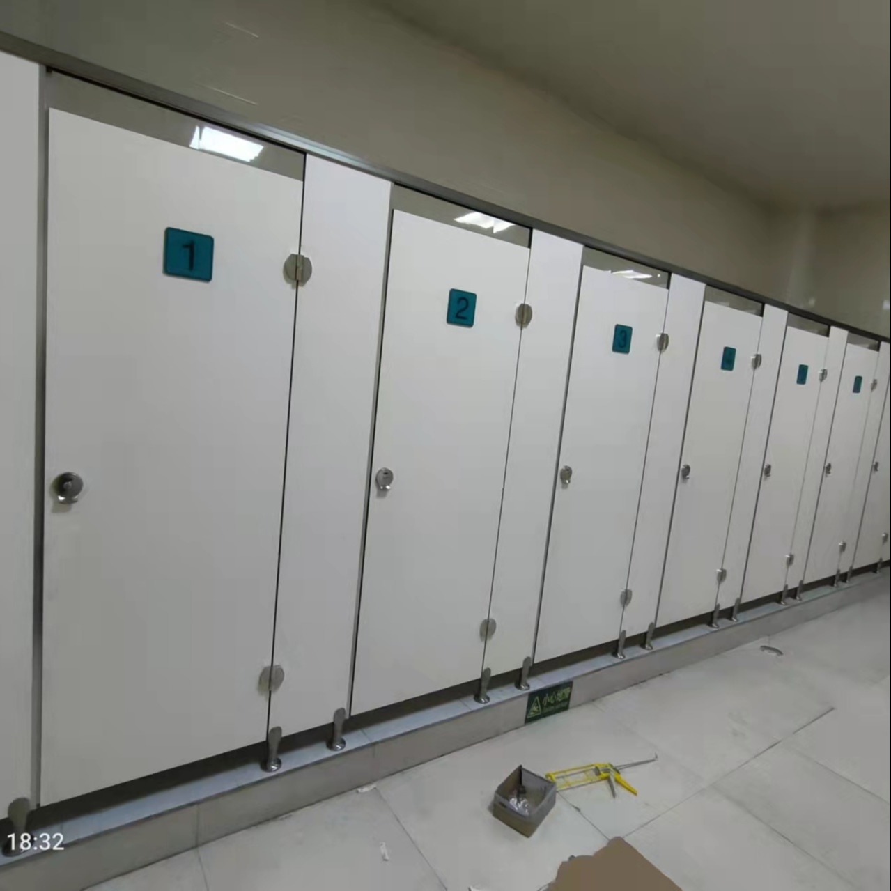 洗手间隔断价格  机场厕所隔断板  公共卫生间隔断材料批发 万维
