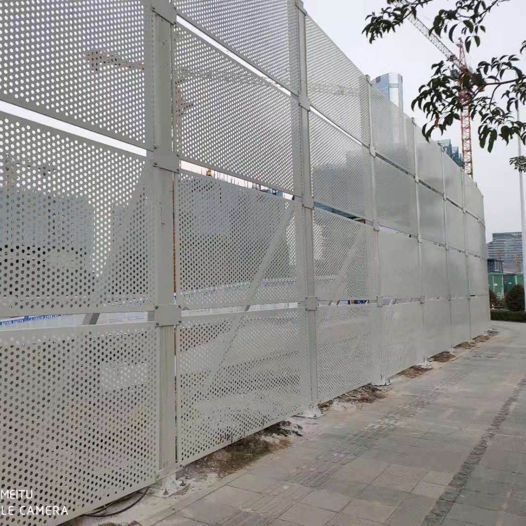 广东汕头工地泡沫夹心围挡冲孔板护栏厂假草皮铁皮围栏