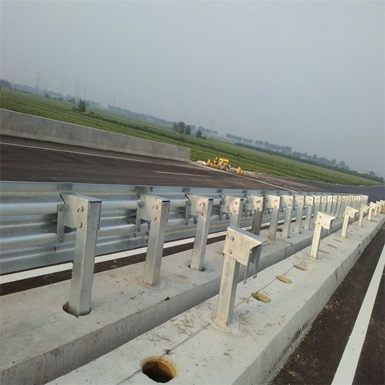贵州sdt    高速公路防撞安全护栏    波形护栏   道路护栏  乡村护栏