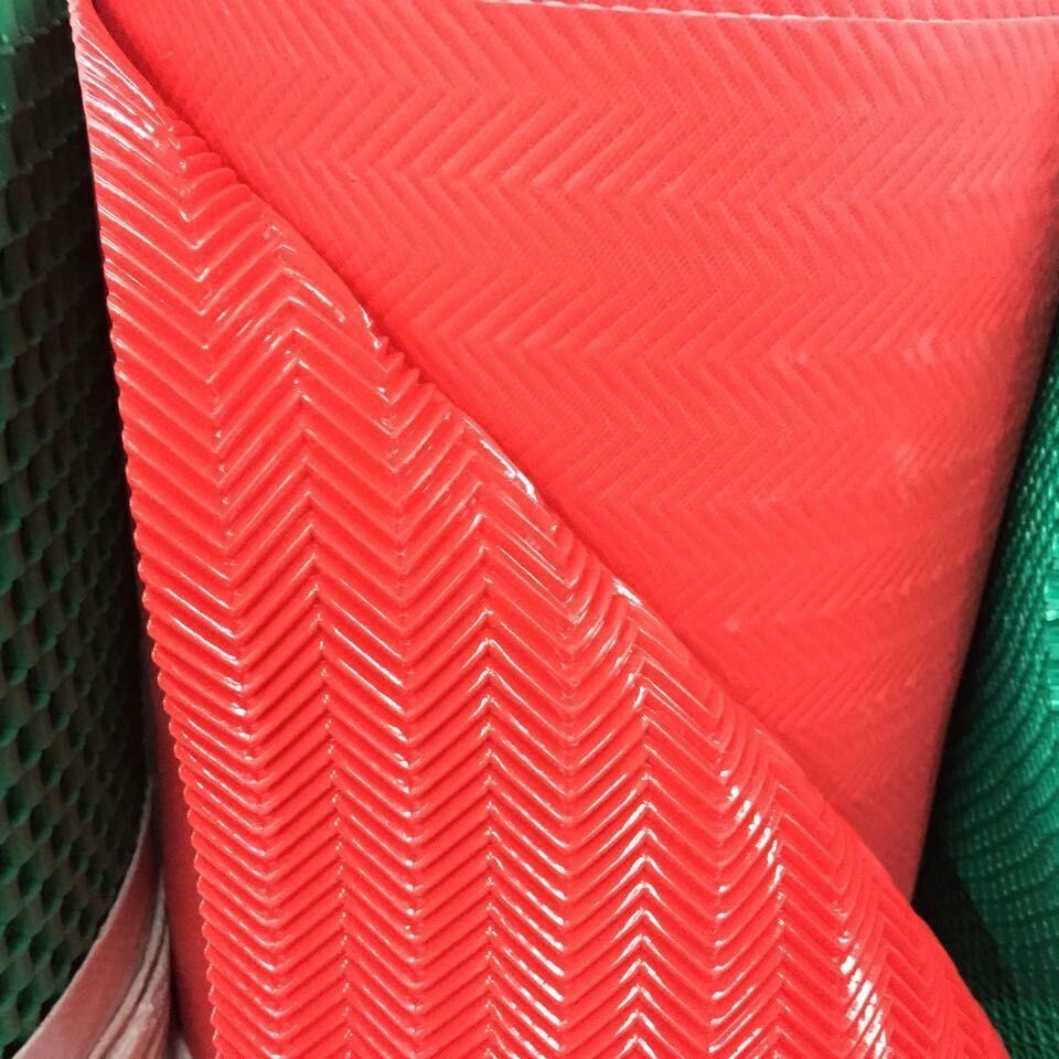 普安S型镂空防滑地垫 PVC游泳池防水垫子 塑胶疏水防滑垫 车间防滑耐用垫 防滑防水防滑地垫图片