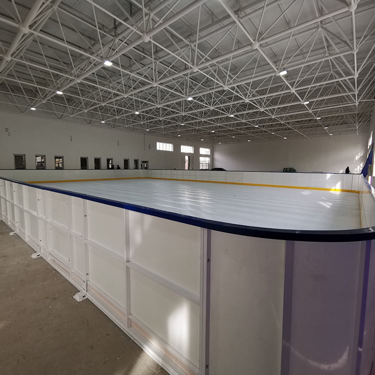 滑冰馆仿真冰板 溜冰场仿真冰板规格齐备 定制冰球场围栏 仿真冰场图片