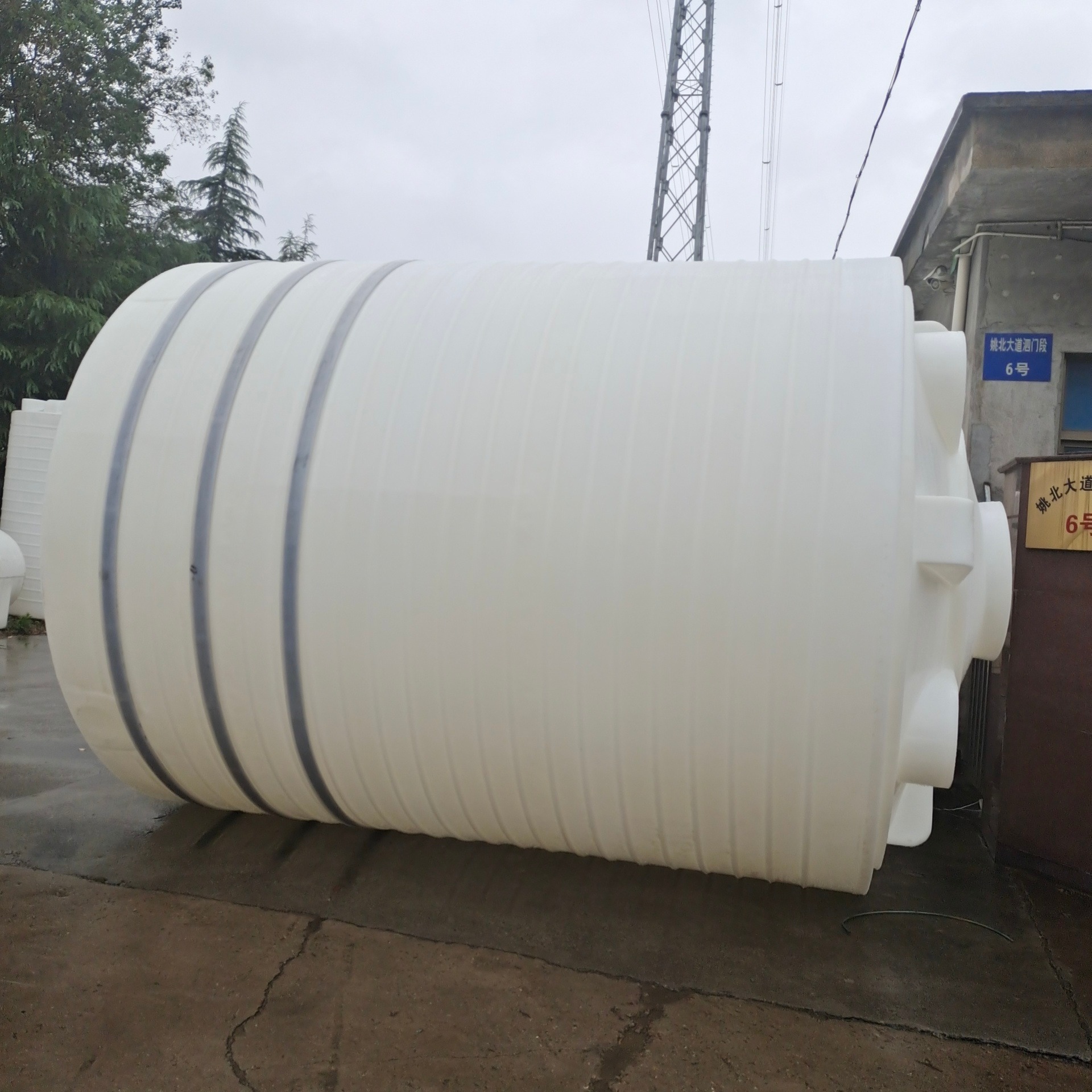 供应瑞通3立方消防塑料水箱 3吨工程塑料储水罐 3000升园林灌溉PE水塔