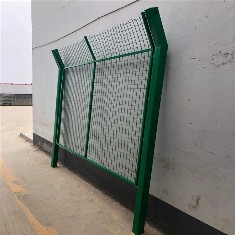 德兰现货框架公路护栏网 浸塑高速公路护栏网 绿色铁路公路防护网