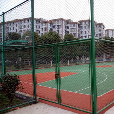 广东清远篮球场围网厂家体育场勾花网护栏高尔夫场地围栏网