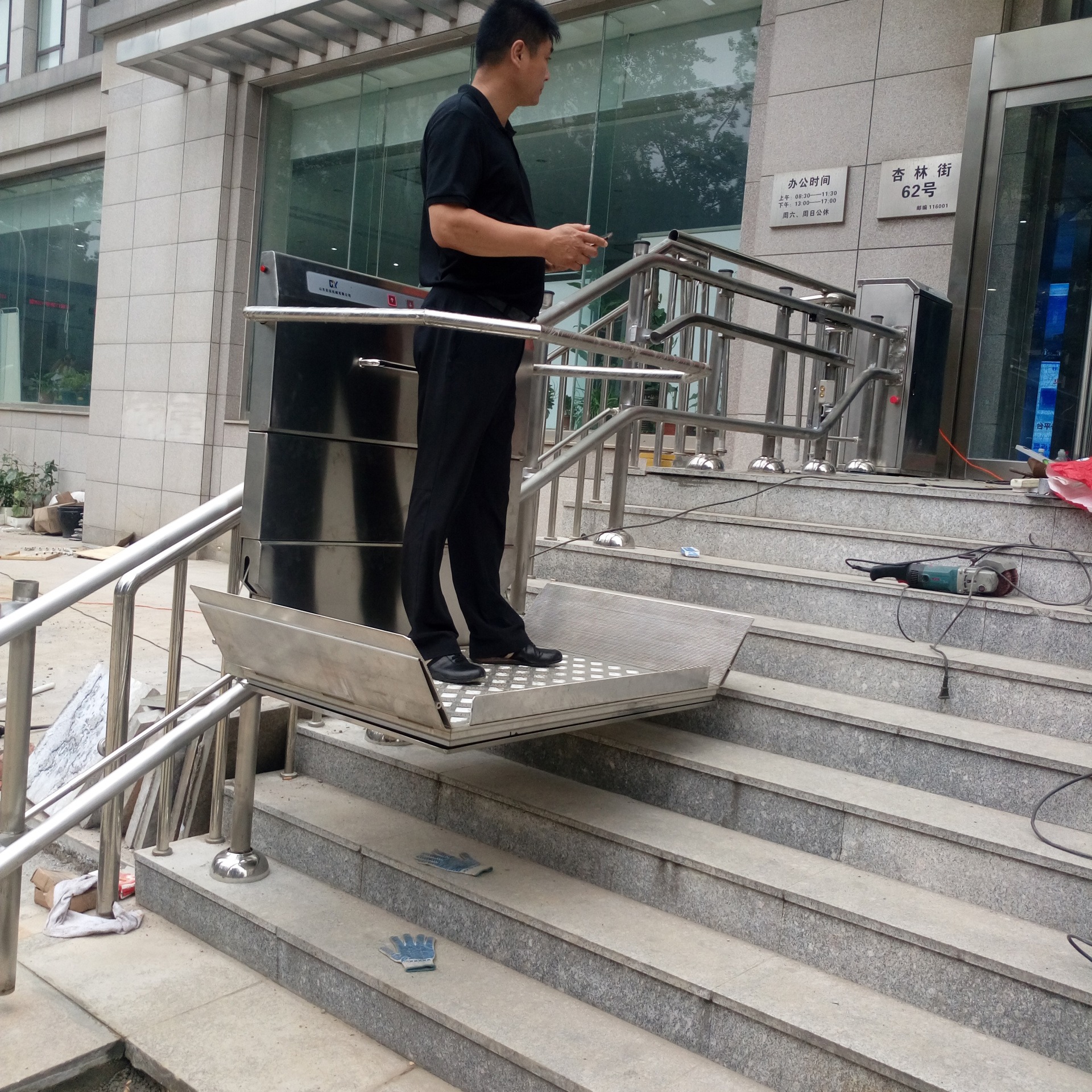 无障碍斜挂式电梯 天河区启运台阶式升降平台 楼梯运行设备