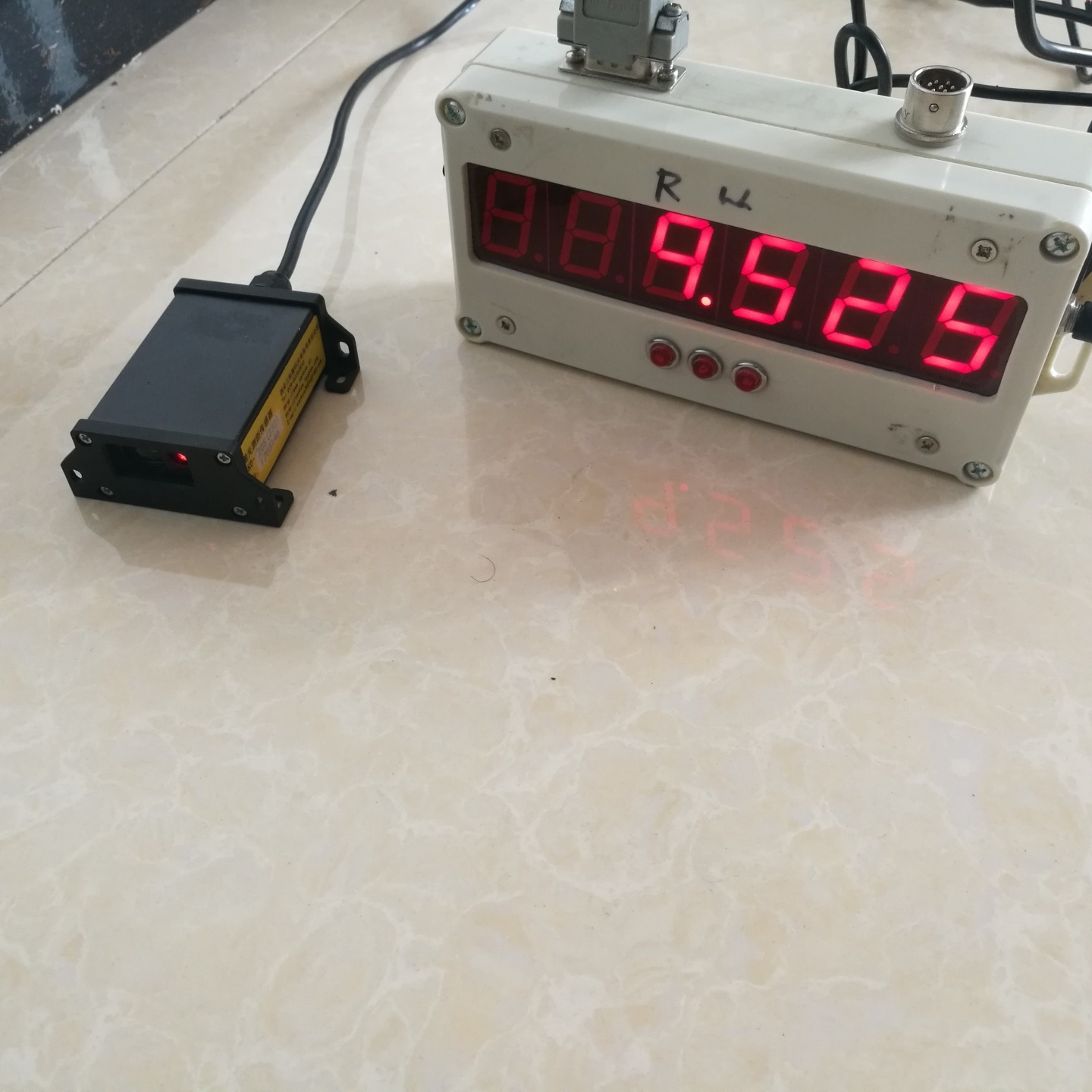 小体积激光测距传感器SKD-40D，三科光电SANKOE激光定位测距模块，带显示屏