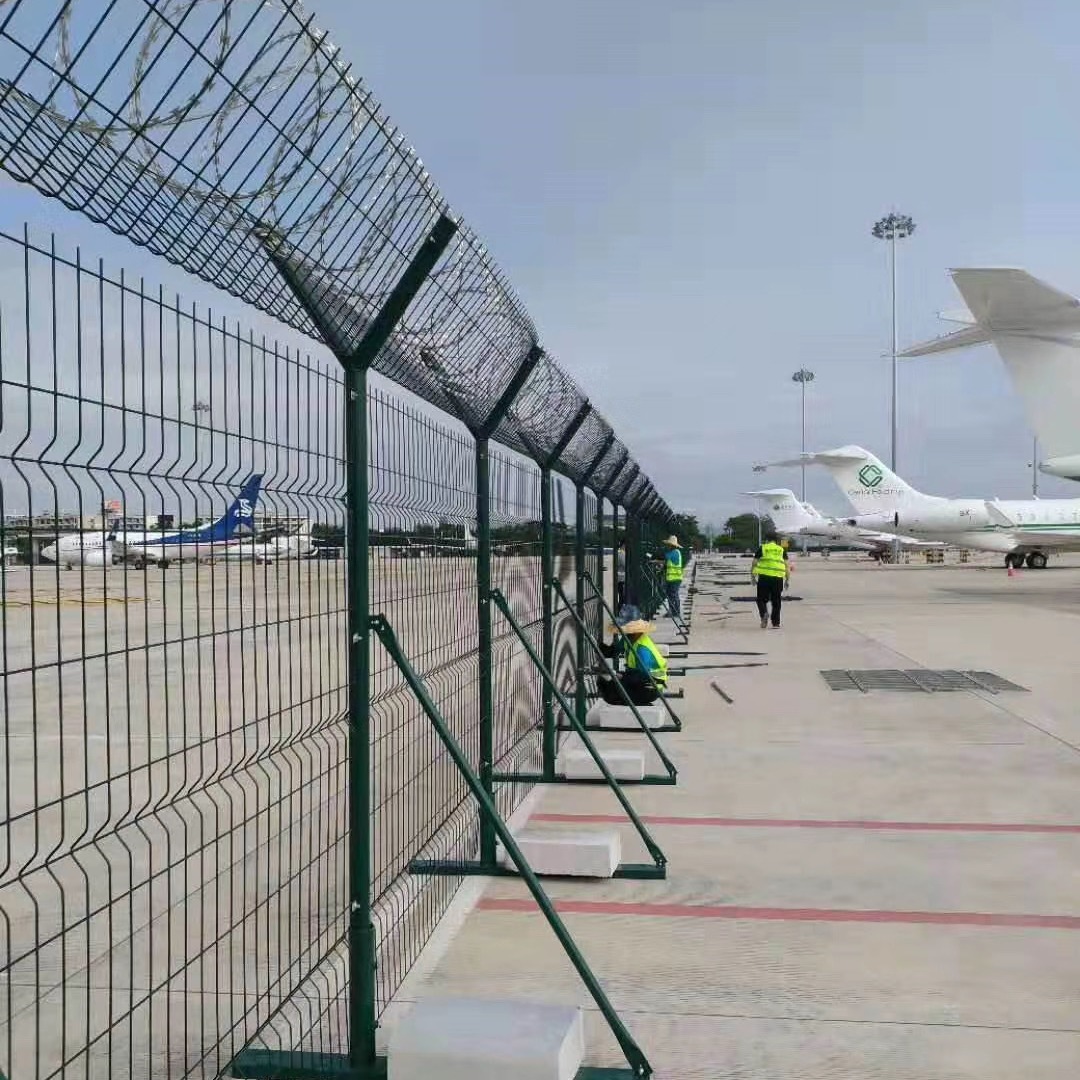 定制机场围界护栏、机场Y型柱隔离网、监狱机场用刀片护栏围网图片