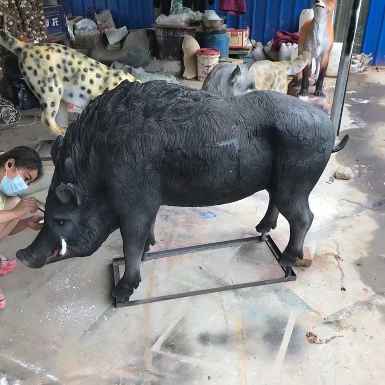 玻璃钢野猪雕塑 仿真猪雕塑模型 动物雕塑厂家定做 佰盛雕塑图片