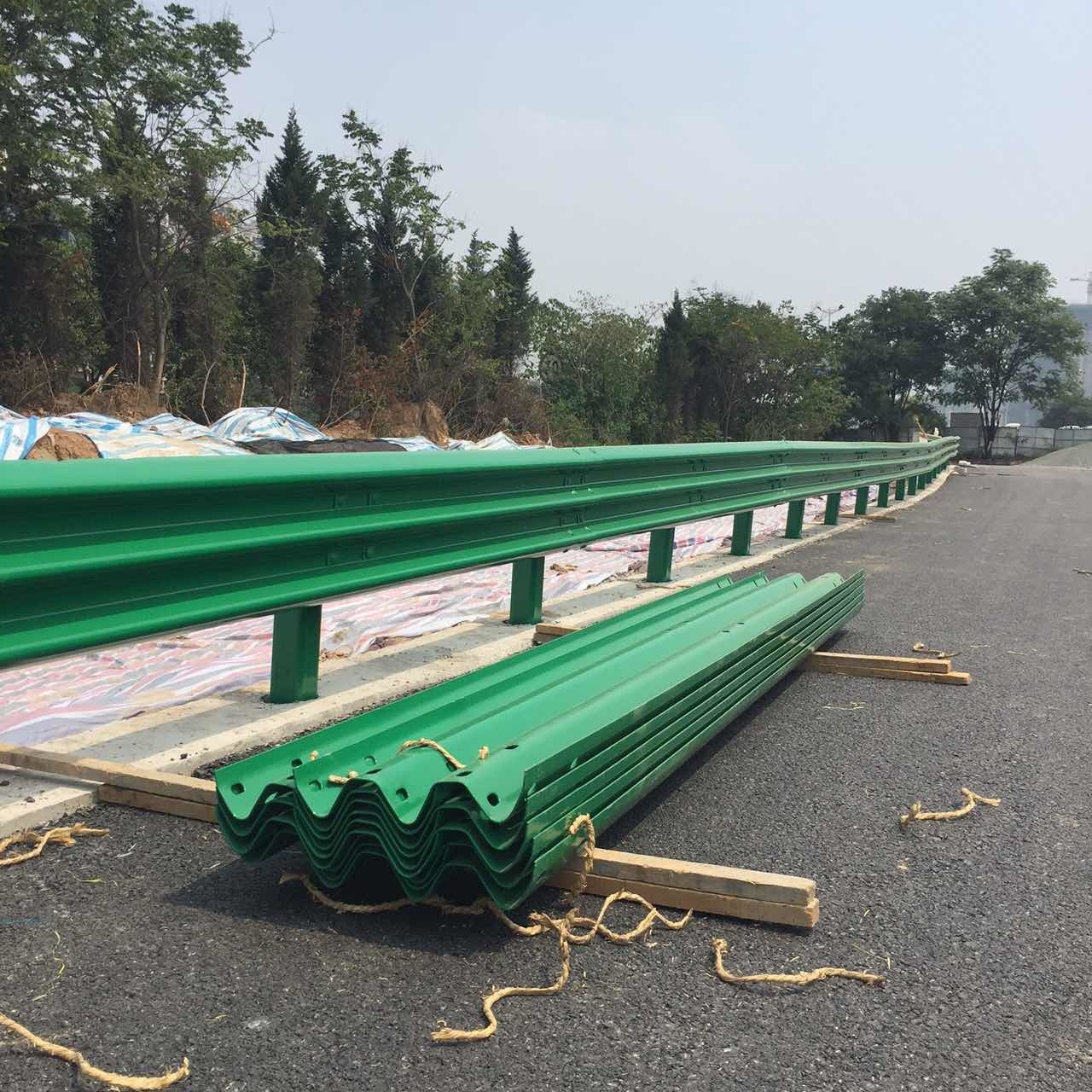 喷塑波形护栏板 公路波形护栏板 高速波形护栏板 高速护栏板 厂家直发 质量保障